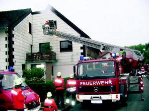 Menschenrettung: Mit der Drehleiter aus Uslar übte die Feuerwehr am Donnerstag in Gierswalde. Die Aufgabe lautete, einen Verletzten aus dem Fenster am Giebel zu holen. Foto: Schneider